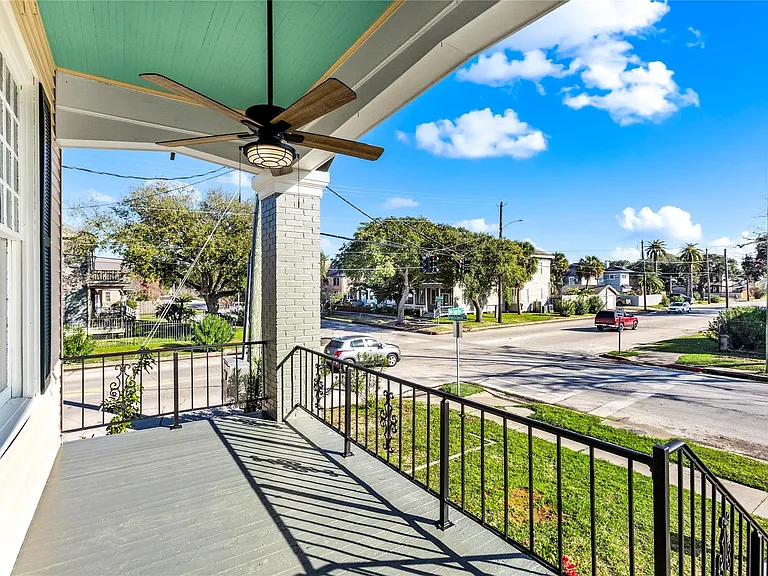3902 Bernardo De Galvez #B — Photo 5