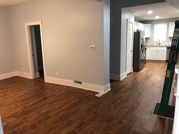 4th image of 3856 Parker St