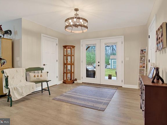 3rd image of 885 Peach Ridge Rd