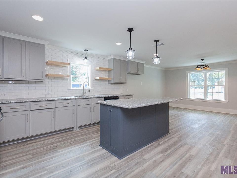 1st image of 303 Pinoak St
