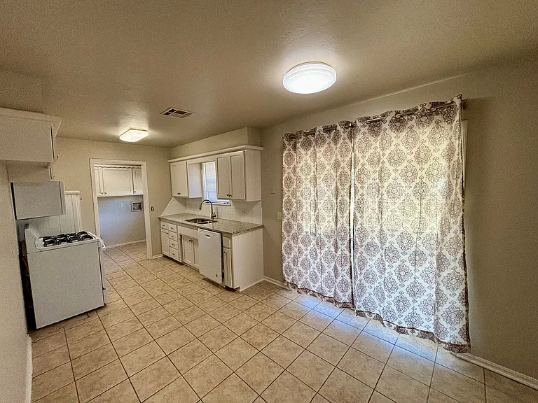 709 Sunset Dr — Photo 4