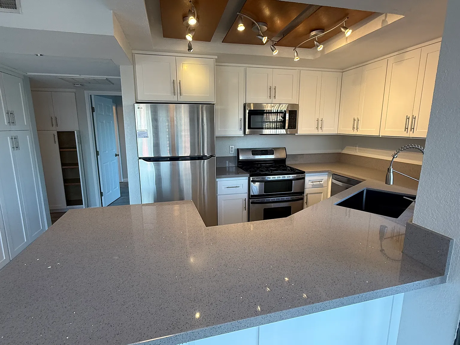 E St Condo — Photo 2