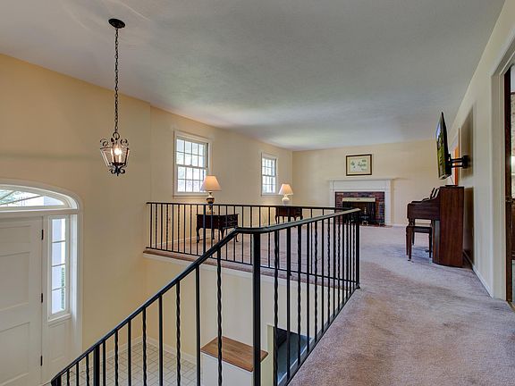 3rd image of 513 Oaklawn Dr