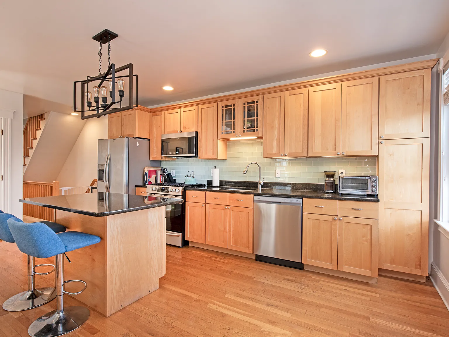 3 bed, 1555 sqft, $4,300 — Photo 3