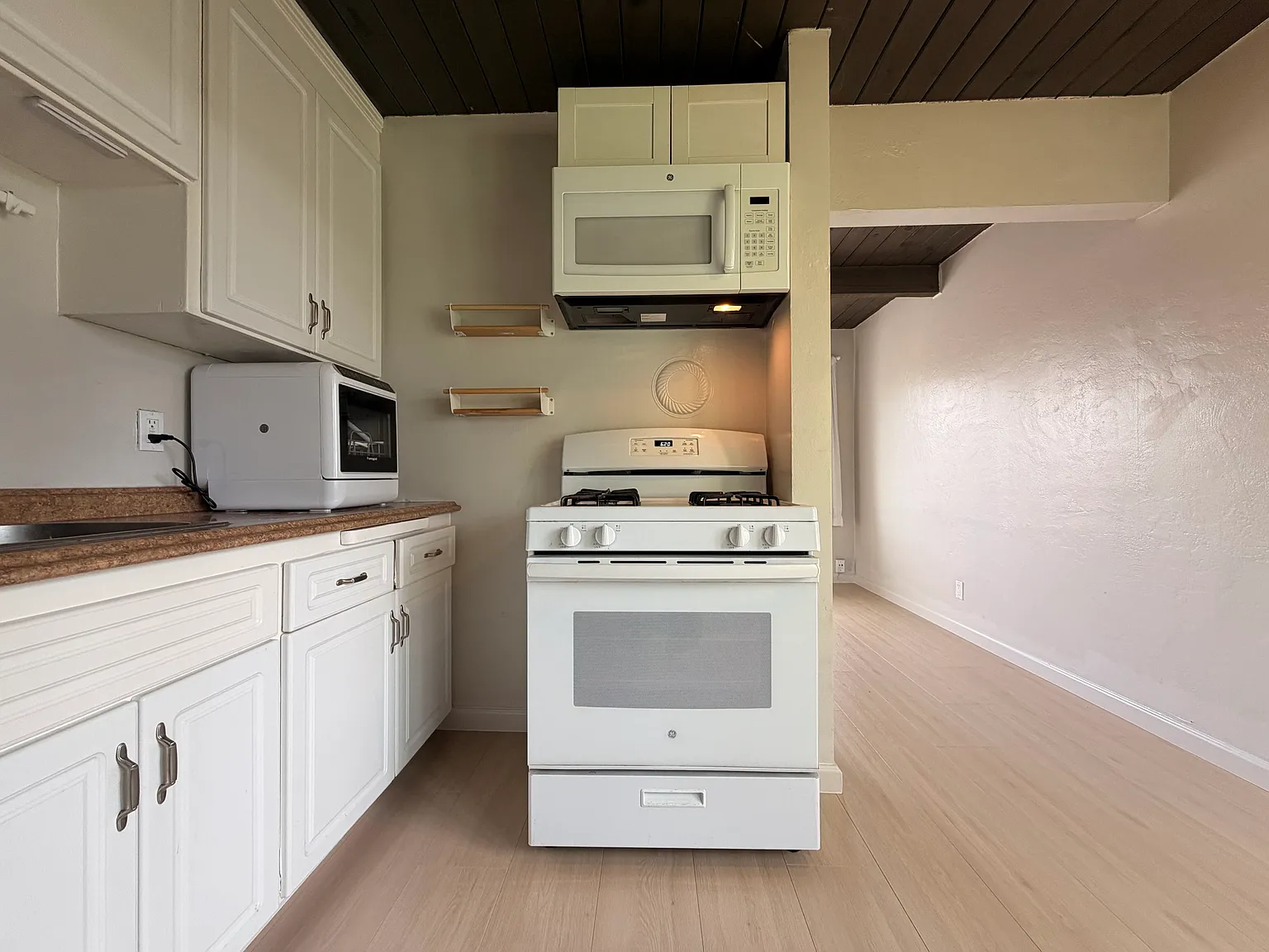 1 bed, 350 sqft, $2,200 — Photo 2