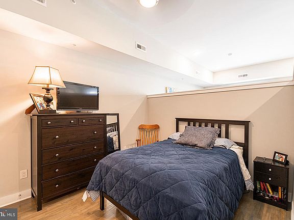 3rd image of 1607 Catharine St APT 3F