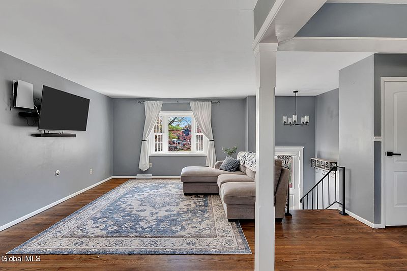 5th image of 36 Evergreen Avenue