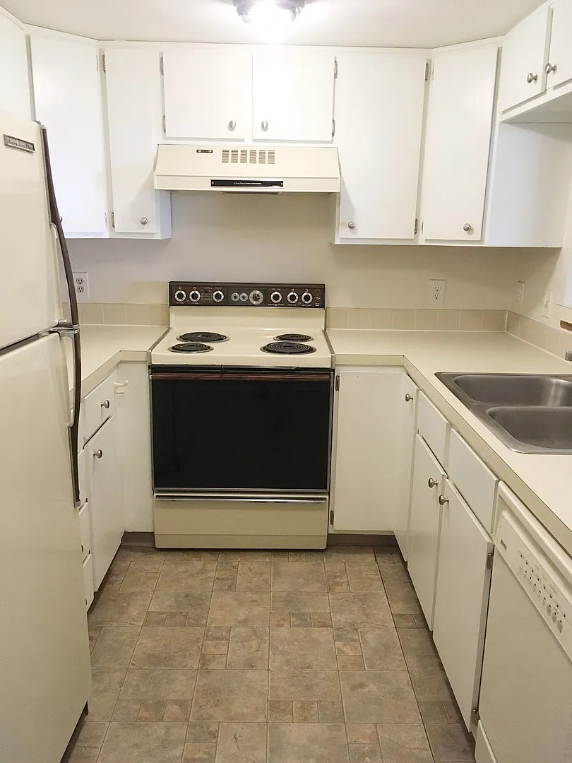 Perfectly Located 2 Bed/1.75 Bath Condo - Available Aug. 2026! — Photo 3