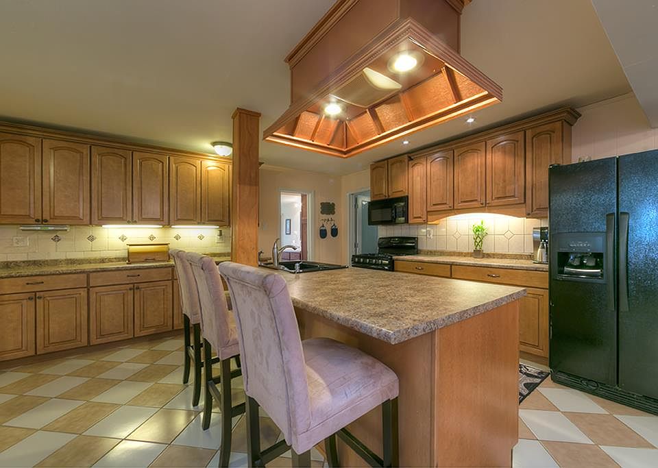 1st image of 15704 Holly Dr