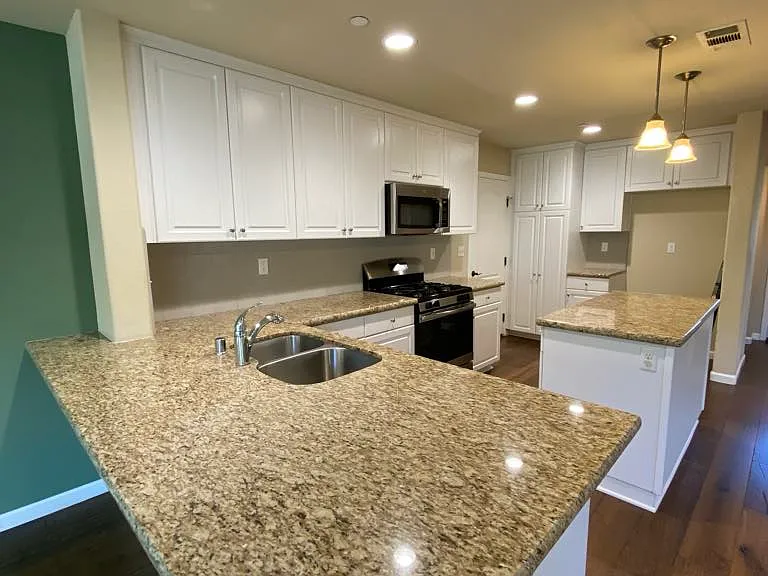 586 River Oaks Dr — Photo 4