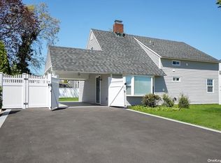 291 Willowood Dr, Wantagh, NY 11793