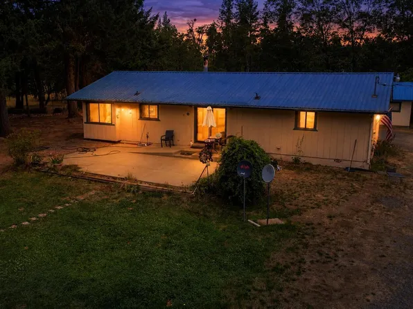 1934 Laurel Rd, Cave Junction, OR 97523