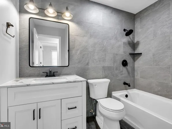 100 Evergreen Dr, Willingboro, NJ 08046