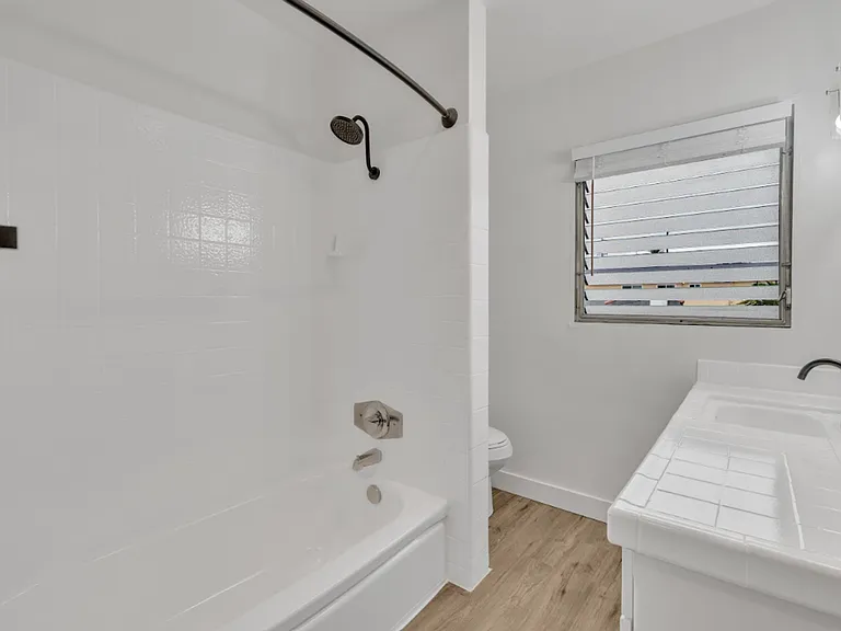 1055 Loma Ave — Photo 19