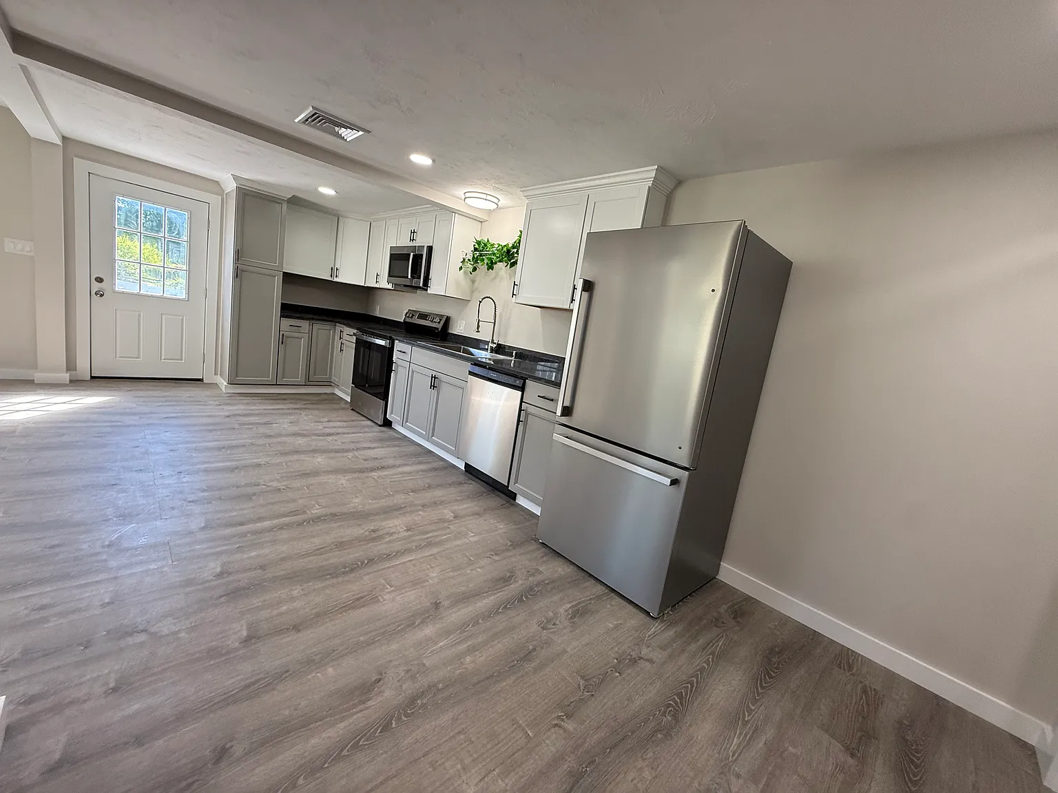 3 bed, 1300 sqft, $2,500 — Photo 4