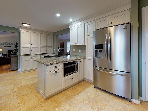 4th image of 64 Carol Ann Way