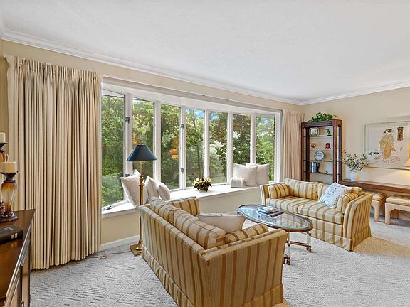 4th image of 375 Hillcrest Cir