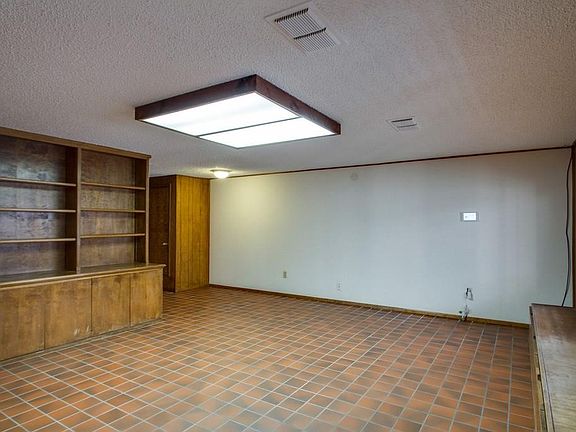4th image of 7441 Yolanda Dr