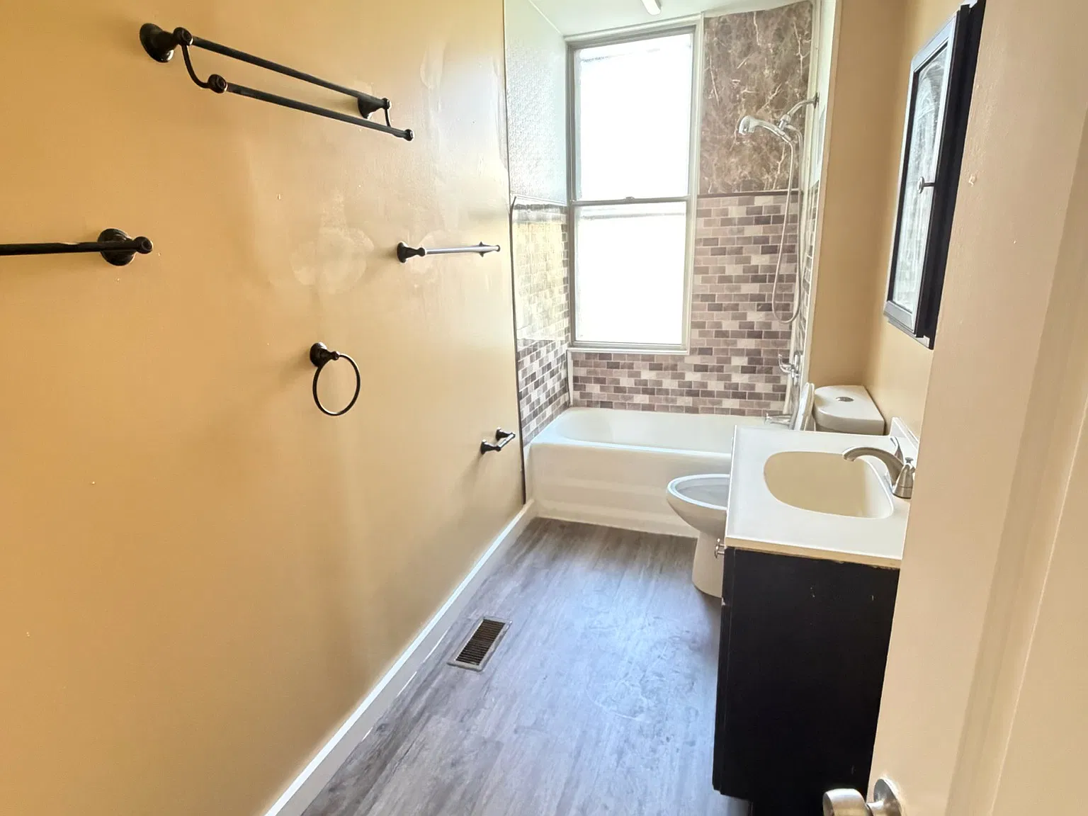 2 bed, $1,100 — Photo 3