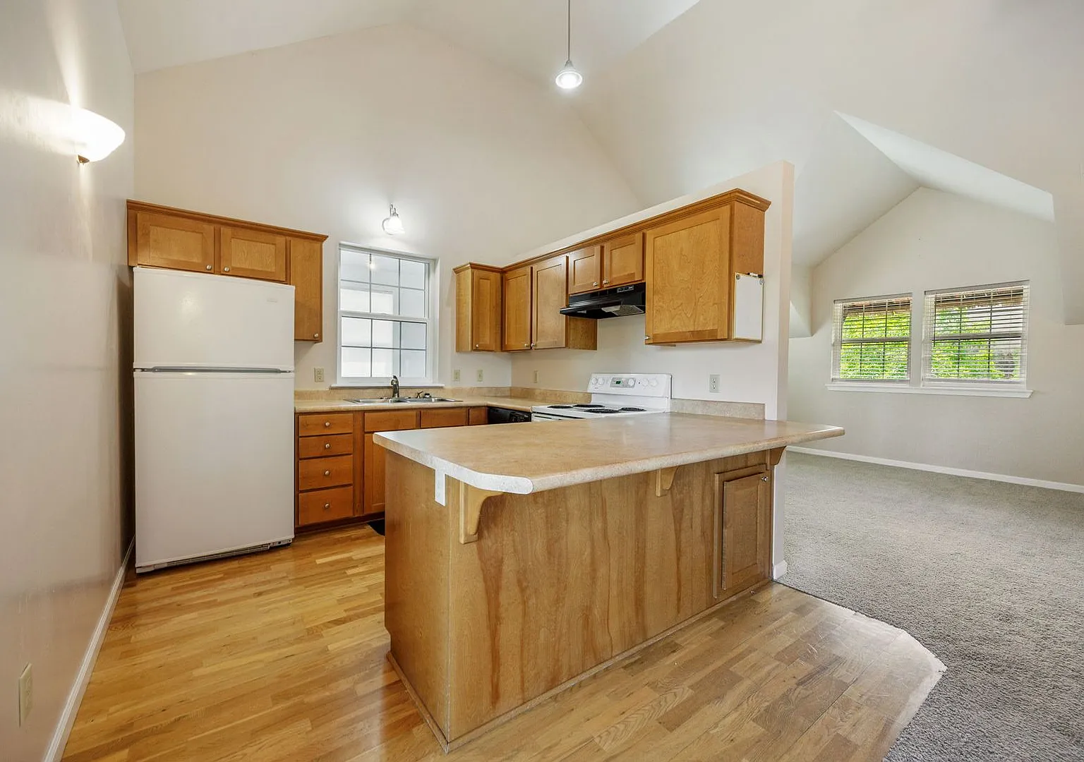 Peaceful 2-bedroom 1-bath Cottage with Deck, Privacy, and Scenic Views! $200 Utility fee pays for... — Photo 2