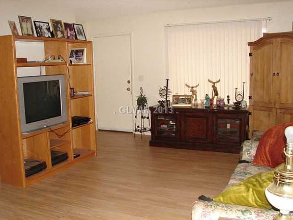 4th image of 224 Fullerton Ave