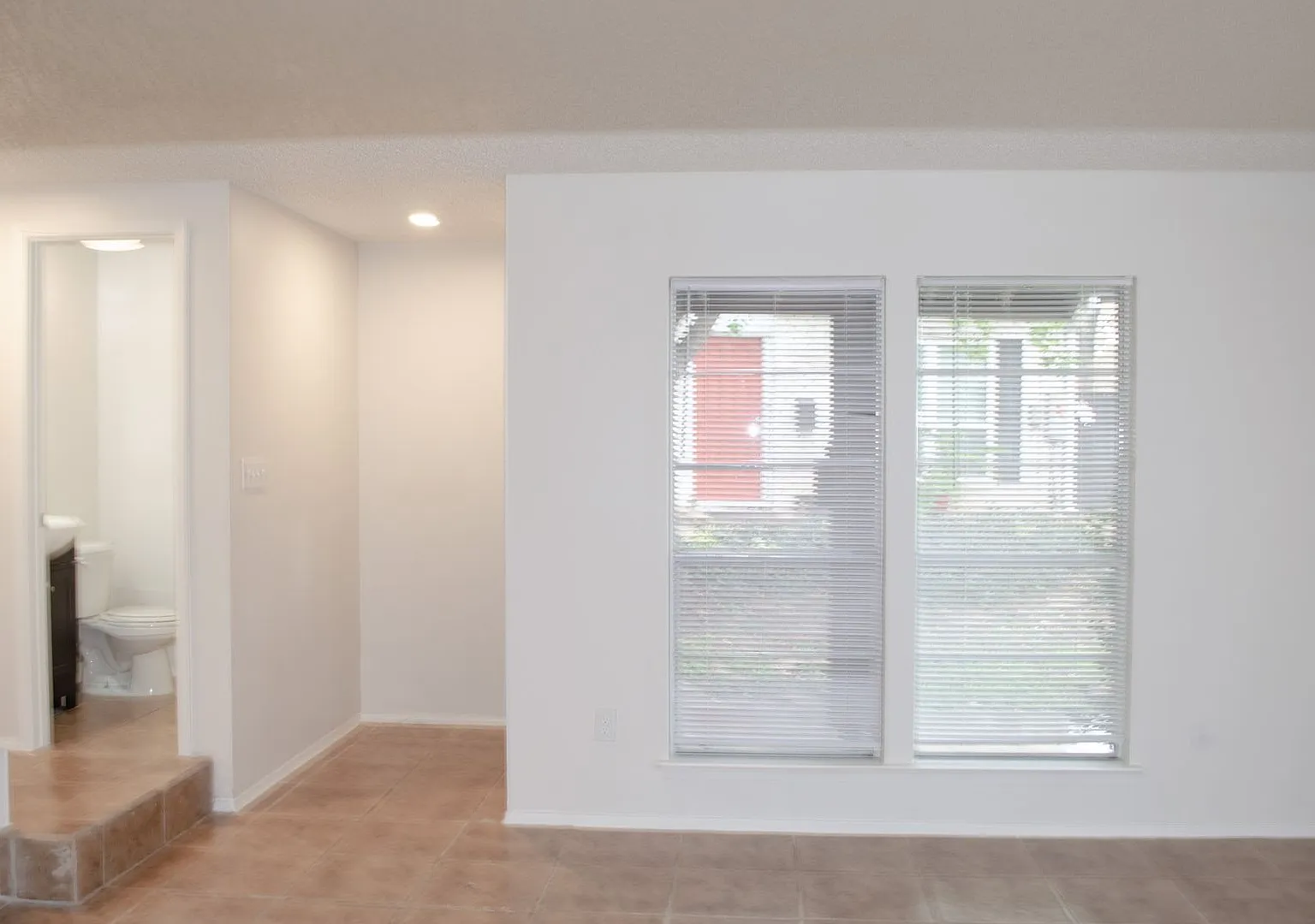 2 Bed/ 1 Bath With Easy Access to 183/290 and 35 — Photo 4