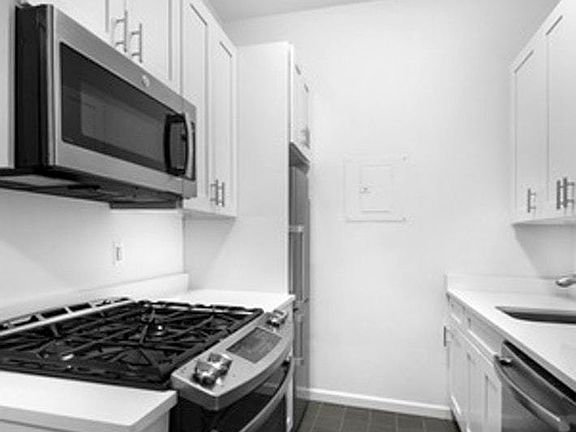 5th image of 726 Greenwich St #2S