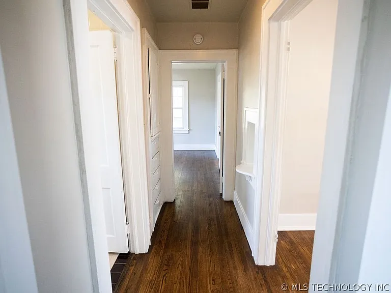 1147 S Florence Ave — Photo 45