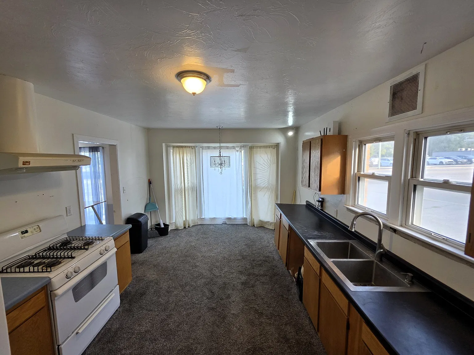 3 bed, 2298 sqft, $2,400 — Photo 2
