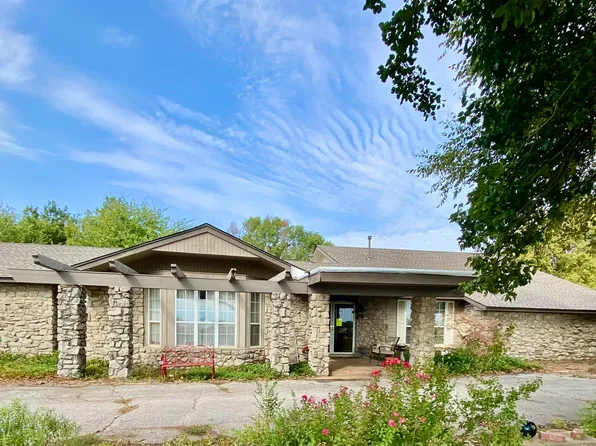 1902 S Oakwood Rd, Enid, OK 73703