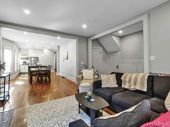 4th image of 100 Richmond Ave #1