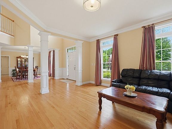 5th image of 35 Howarth Dr