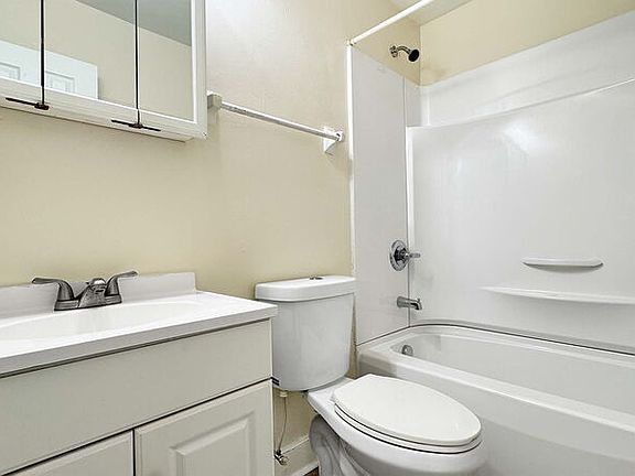 4th image of 312 Ashlawn Dr APT 4