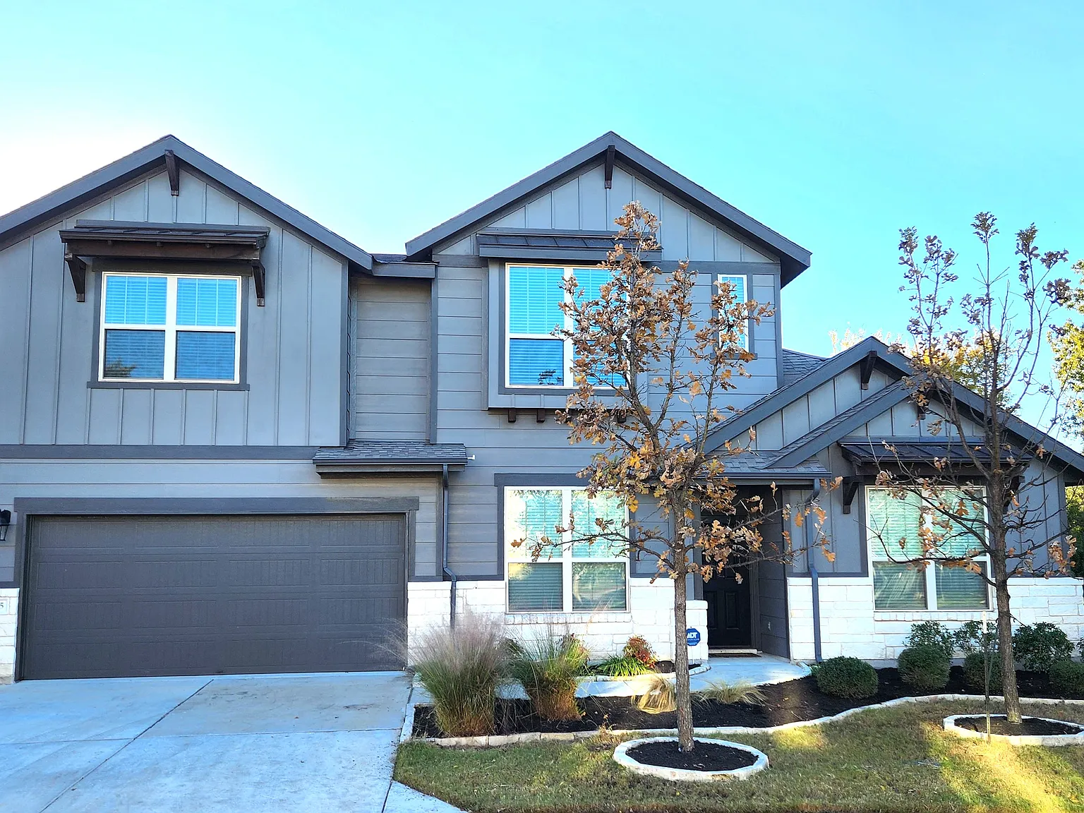 4 bed, 2.5 bath, 1976 sqft, $2,600 — Photo 1