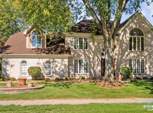 73 Hawkins Cir, Wheaton, IL 60189