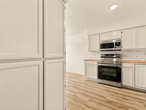 4th image of 18 Eleanor Ln