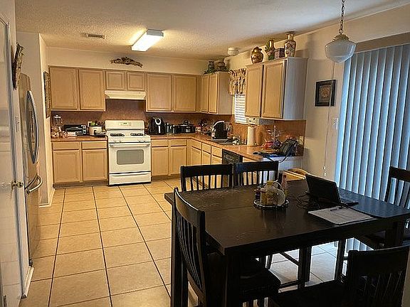 Large kitchen w/breakfast 
