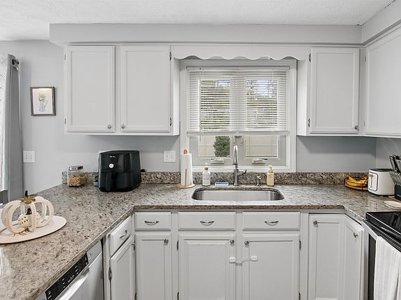 3rd image of 1555 Bodwell Road #37