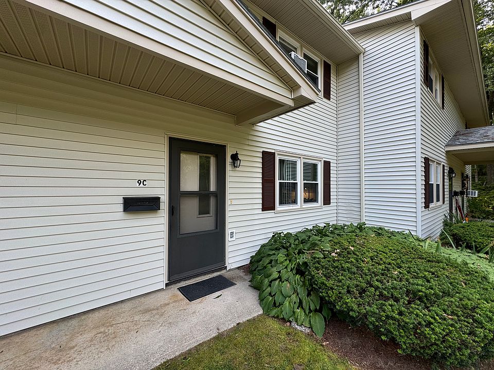 Front entrance with easy access to parking lot