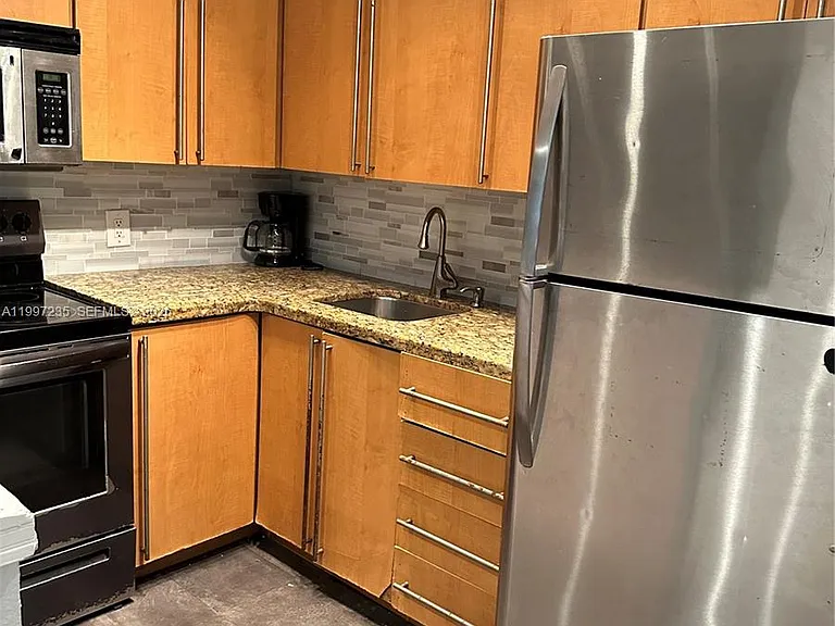 8401 Crespi Blvd #3 — Photo 6