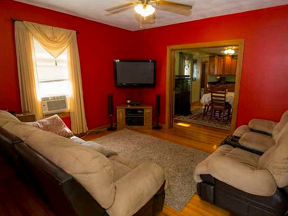 5th image of 210 Woodbury St