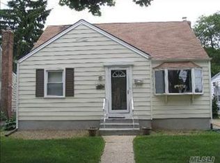 239 Campbell Ave, Williston Park, NY 11596
