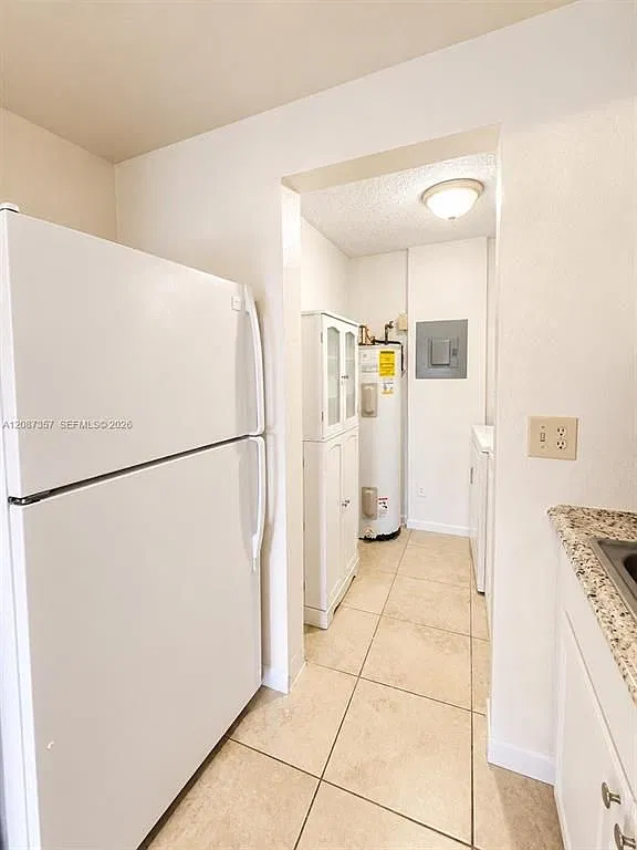 3 bed, 2.0 bath, 1040 sqft, $2,290 — Photo 4