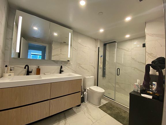4th image of 949 N Hancock St #408