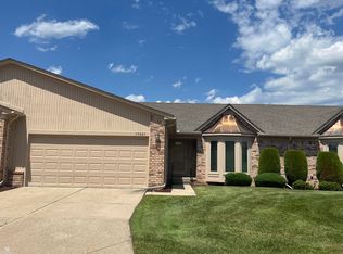 19047 Fortuna Dr S, Clinton Township, MI 48038