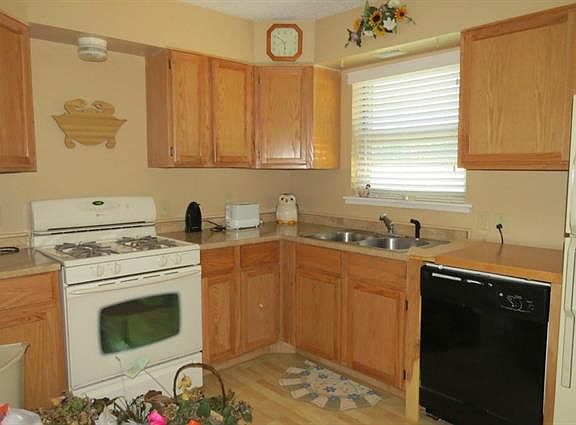 4th image of 402 S Jefferson Dr