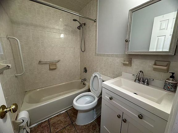 5th image of 821 Revere Ave Floor 1