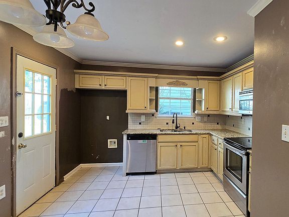 5th image of 801 Meriweather Dr