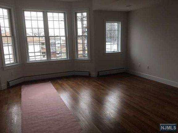 4th image of 2175B Linwood Ave