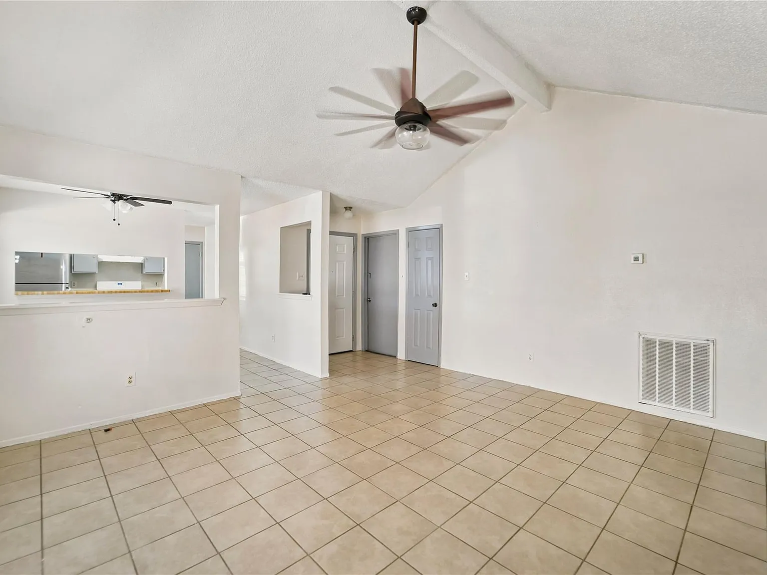 2 bed, 1.0 bath, 904 sqft, $1,370 — Photo 4